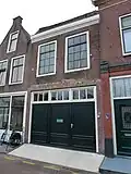 Huis met langsgevel aan de straat
