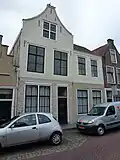 Huis met geverfde klokgevel