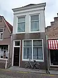 Huis met geverfde lijstgevel