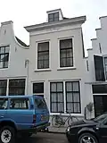 Huis met gepleisterde lijstgevel