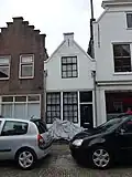 Huis met geverfde tuitgevel