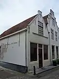 Huis met geverfde tuitgevel