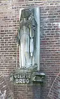 Beeldhouwwerk in de brugpijler.