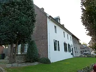 Gepleisterd bakstenen huis