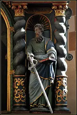 Beeld van de Apostel Paulus in het hoogaltaar