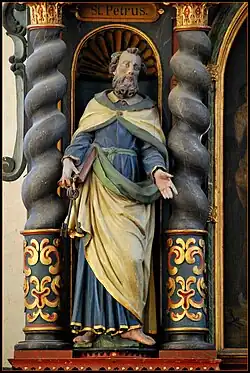 Beeld van Apostel Petrus in het hoogaltaar
