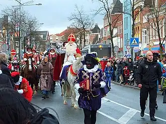 De hoofdpiet met het boek van Sinterklaas in 2015