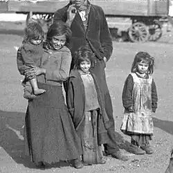 Detail: Settela als kleuter op de arm van zus Elisabeth