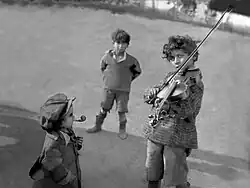 Willy Steinbach (met viool) in het kamp te Brunssum