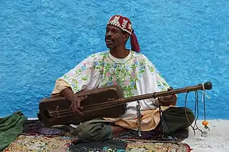 Muzikant in Rabat met het instrument