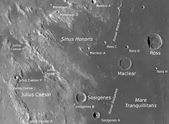 Sinus Honoris met de kraters Julius Caesar, Sosigenes, Maclear en Ross