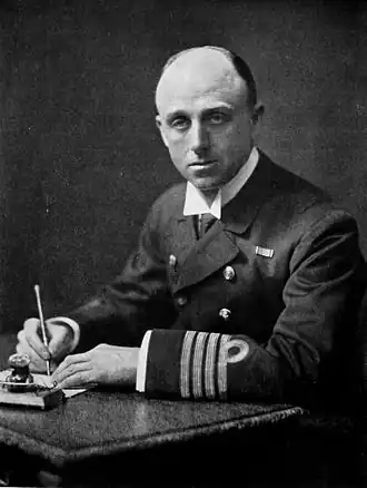 Robert Keith Arburthnot in het uniform van Captain (Kapitein-ter-zee)