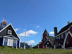 De oude en de nieuwe kerk van het stadje