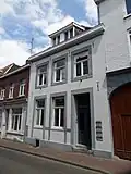 Huis met gepleisterde voorgevel