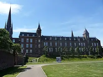 Zicht op achtergevel en Dominicanenwal