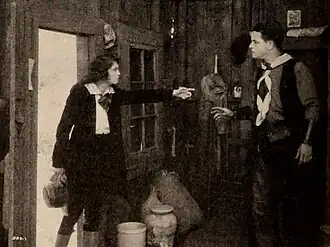 Scène uit Six Feet Four