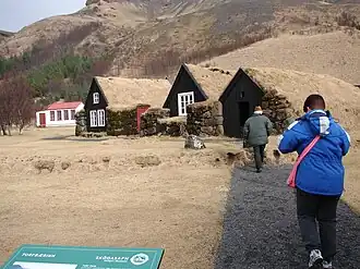 Toeristen bezoeken Skógasafn