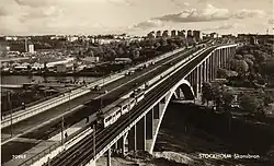 De Skanstullbrug gezien uit het noorden, met sneltram op het metrospoor in 1947