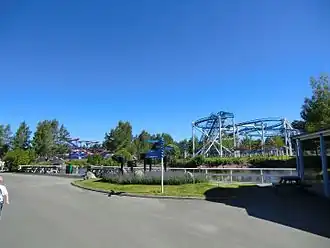 Tranan (rechts) met links op de achtergrond de draaiende wildemuis-achtbaan Spinner