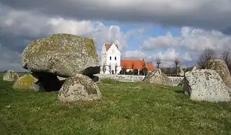 Dolmen en kerk in Skegrie