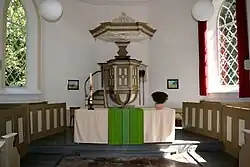 Interieur met preekstoel