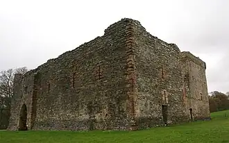 Skipness Castle vanuit het zuidoosten met links het vooruitstekende poortgebouw in de voorgevel, gebouwd door de MacDonalds.