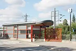 De noordelijke toegang bij de bushaltes.