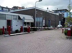 Slagboom bij fabriek