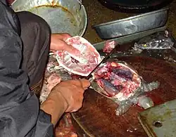 Een waterschildpad wordt bereid op een markt in Hanoi, Vietnam.