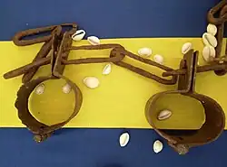 IJzeren slavenboeien in Landhuis Knip, Curaçao