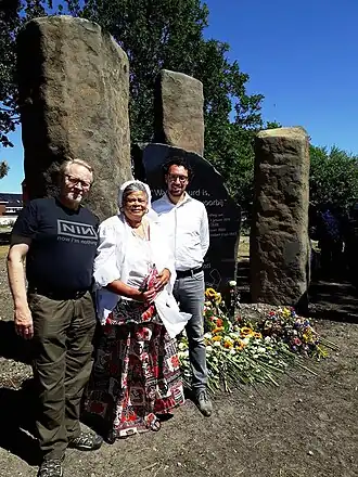 Van den Toorn (links) bij de onthulling van het Slavernijmonument Hoofddorp (2018)