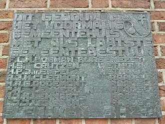 Gevelsteen in zijgevel oude gemeentehuis die herinnert aan de opheffing van de gemeente Slenaken