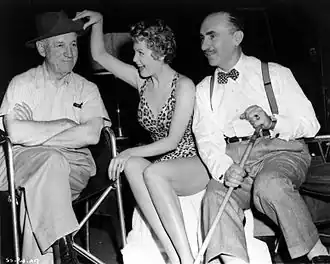 Publiciteitsfoto met regisseur Allan Dwan, actrice Arlene Dahl, and filmmaker John Alton op de set van Slightly Scarlet