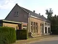 Dorpsschool met schoolmeesterswoning