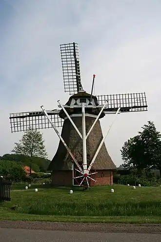 De molen, gezien vanaf de Groenedijk
