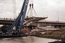 Sloop oude brug met nieuwe brug op de achtergrond