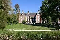 Hoofdgebouw in 2025 gezien vanaf de Slotlaan.