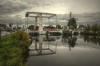 De Sloterbrug gezien vanaf de Nieuwemeerdijk in Badhoevedorp met een bus van lijn 192.