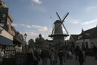 De Brak, gezien vanaf de winkelstraat ervoor