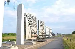 De reservedeuren op de wal aan de binnenkant van de sluis