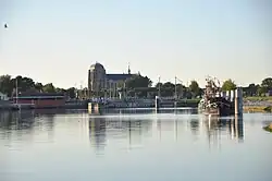 Binnenkant met de Grote kerk op de achtergrond