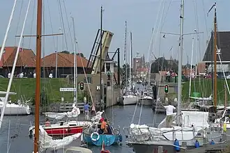 De sluis met op de achtergrond de Sint-Gertrudis kerktoren