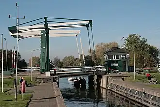 Plezierboten varen de sluis binnen