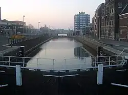 Sluis tussen de Beatrixbrug en de Willhelminabrug te Zaandam. Vanaf hier naar het noorden tot Oost- en West-Knollendam loopt de Zaan.