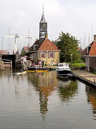 't Oost 12 - De sluiswachterswoning in Hindeloopen met het karakteristieke torentje, gelegen bij de schutsluis