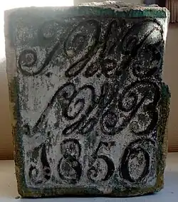 Sluitsteen van de in 2016 afgebroken schuur van "de Kaap" J.W.B. S.W.B. 1856 (Jacob Willems Bakker en Suine Willem Bakker 20 en 5 jaar oud)