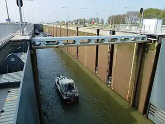 Een van de drie schutkolken in 2013. Net boven het water zijn de drijvende meerpalen te zien, weggewerkt achter de beschoeiing.