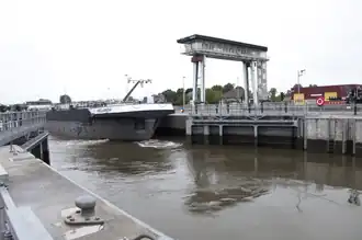 De nieuwe sluis vooraan met achteraan het verlaten dienstgebouw boven de oudere Westbekesluis