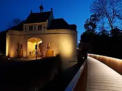 Een van de voetgangersbruggen naast de Smedenpoort