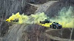 Gele rookgordijnen merkeren een locatie tijdens een oefening in Alaska in 2017